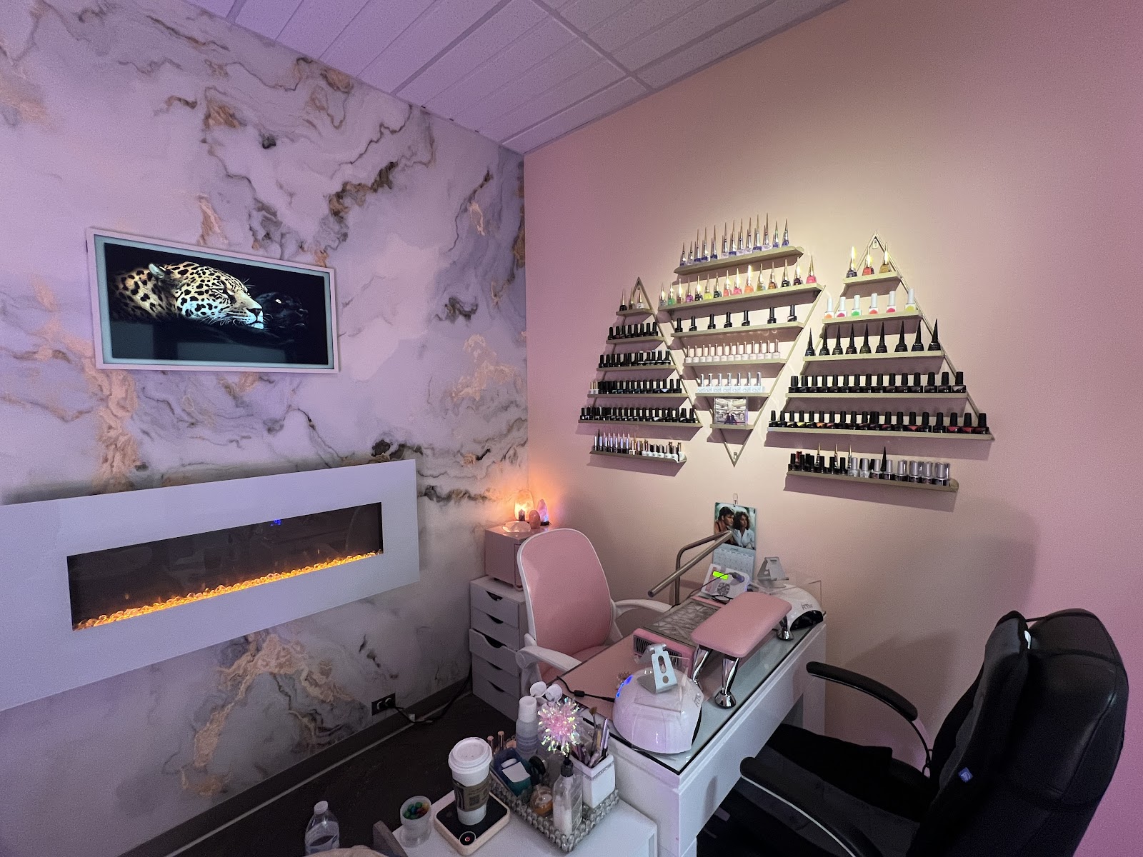 Laura’s Nail Lounge logo